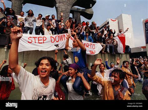 La Revuelta de los Estudiantes en 1998: Un Movimiento por la Democracia y la Transparencia en Indonesia